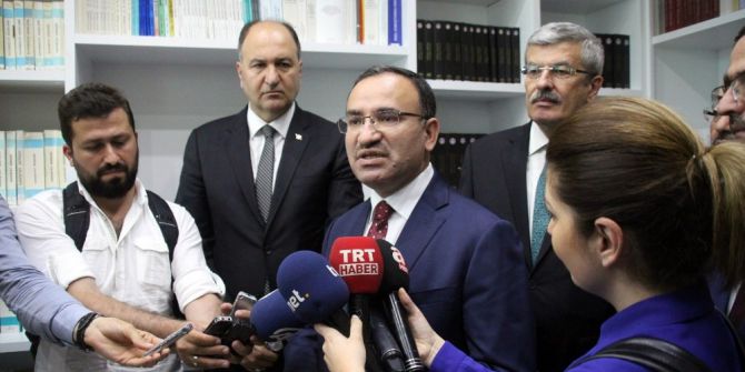 Adalet Bakanı Bekir Bozdağ, “Benim Söylediğim Laflarla Kılıçdaroğlu’nun Söylediği Lafları Yan Yana Koyun Yüzünüz Kızarmadan Kılıçdaroğlu’nun Dediklerini Okuyabiliyorsanız Aşk Olsun Size”