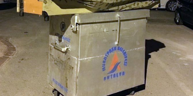 Çöp Konteyneri İle Kanepe Taşıyan Gençlerden Belediyeye Teşekkür