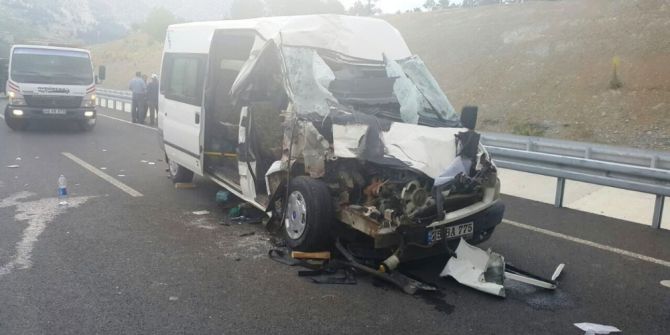 İşçi Minibüsü Tıra Arkadan Çarptı: 2’si Bebek 18 Yaralı