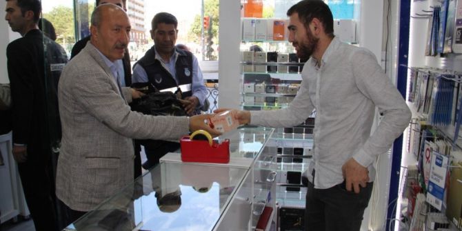 Büyükşehir Belediyesi, Gül Suyu Ve Kandil Simiti Dağıttı