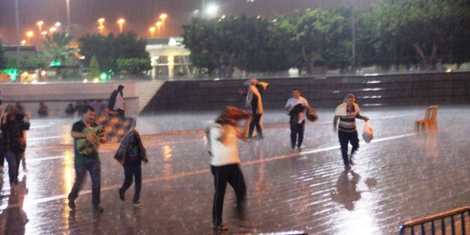Hatay’da Teravih Namazına Şiddetli Yağmur Engeli