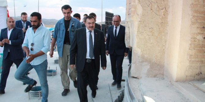 Bakan Eroğlu, Zeynel Bey Türbesi’nde İftarını Açtı