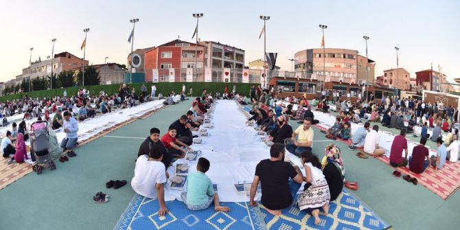 Kadir Gecesi’nde Beyoğlu’nda 5 Bin Kişilik İftar