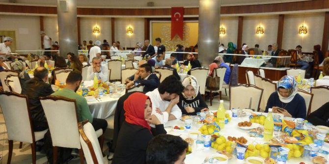 Kalkınma Bakanı Elvan, Ümraniye’de Mersinlilerle İftar Sofrasında Bir Araya Geldi