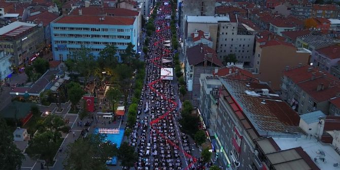 Gelenek Bozulmadı, Türkiye’nin En Büyük İftar Sofrası Uşak’ta Kuruldu