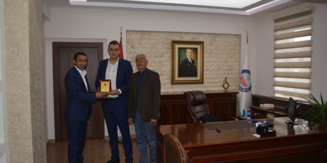 Kaymakam Akbulut Tepeköy Dernek Başkanı Aslanhan’a Teşekkür Plaketi Verdi