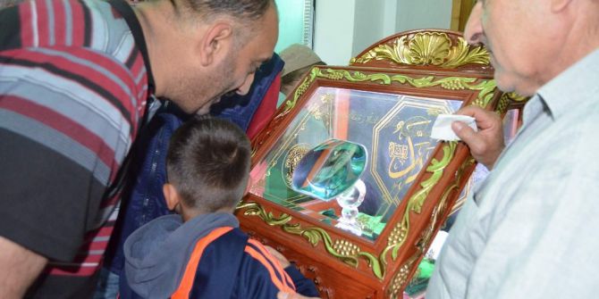 Sakal-ı Şerif’e Dokunmak İçin Sıraya Girdiler