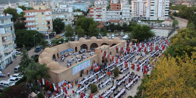 Kumluca’da 10 Bin Kişilik İftar Sofrası Kuruldu