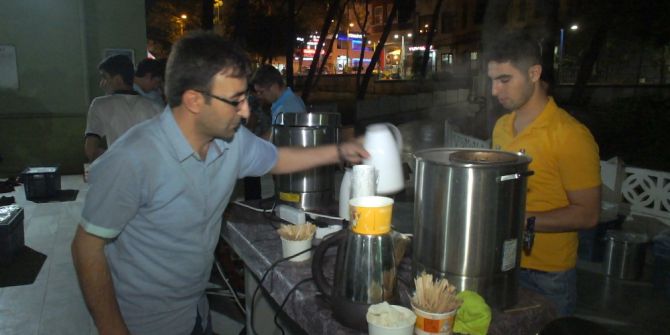 Medine Sofraları Her Gece Yüzlerce Kişiyi Ağırlıyor