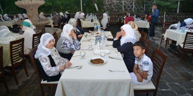 Büyükşehir Belediyesi Yaşlıları İftarda Bir Araya Getirdi