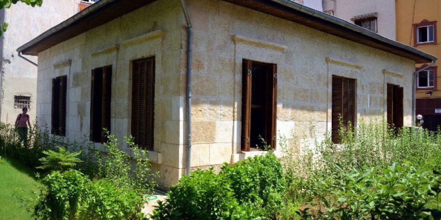 Akdeniz’de Yıkılmak Üzere Olan Tarihi Ev Yeniden Doğdu
