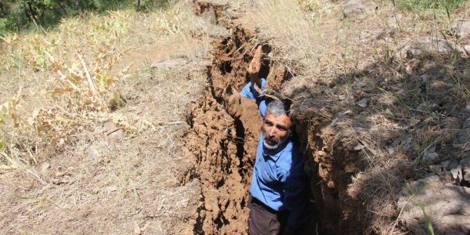 Bingöl’de İnsan Boyunda Esrarengiz Yarıklar