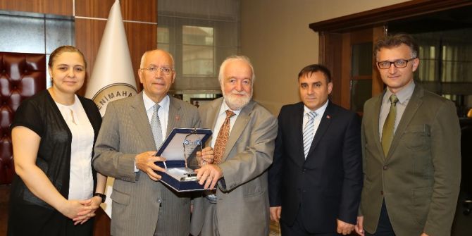 Gazi Üniversitesi Tıp Fakültesi’nden Başkan Yaşar’a Teşekkür Plaketi