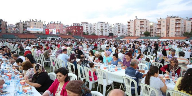 Toroslar’da Vatandaşlar İftarda Buluştu