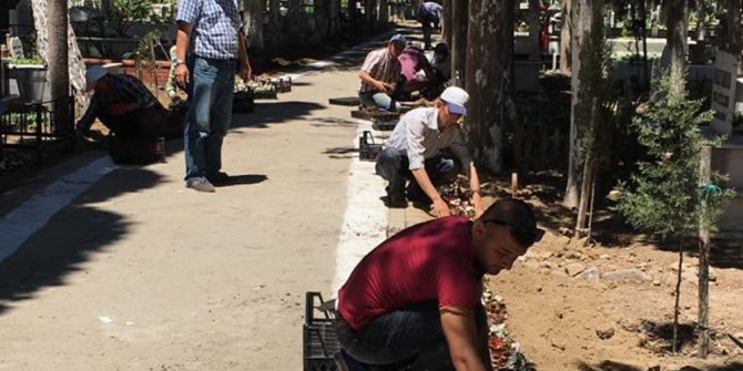 Burhaniye’de Mezarlıklar Bakıma Alındı