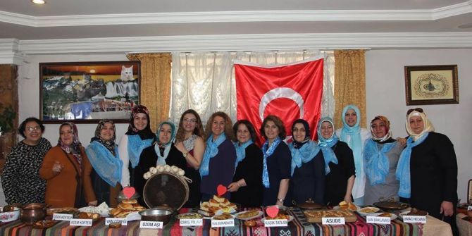 Vanlı Kadınlardan Van Pastası Dağıtımı