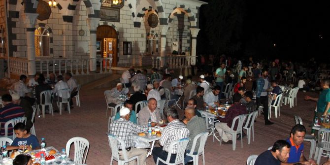 Gençlik Platformu Sahur Yemeği Verdi