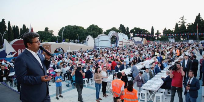 Kadir Gecesi’nde Binlerce Küçükçekmeceli Sokak İftarında Buluştu