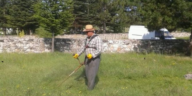 Çavdarhisar Mezarlığında Temizlik Çalışmaları