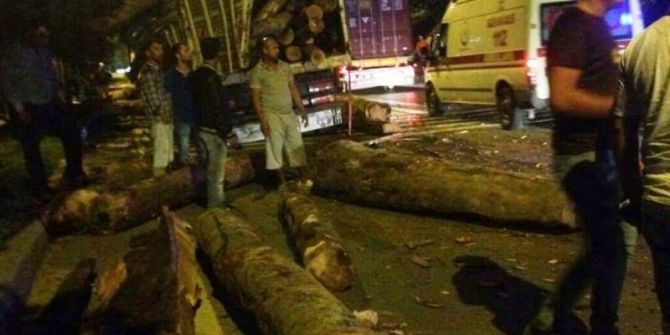 Tır’lar Çarpıştı Tomruklar Saçıldı