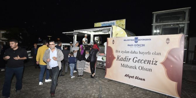 Büyükşehir Belediyesi Kadir Gecesi’nde Lokma Dağıttı