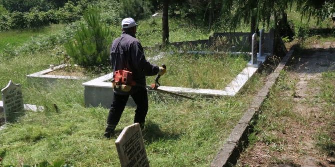 Mezarlıklarda Çevre Düzenlemeleri Yapılıyor