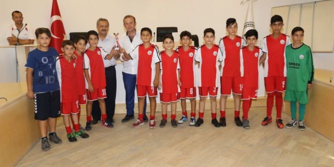 Burhaniye’de Başkan Uysal Küçük Şampiyonlara Kupa Verdi