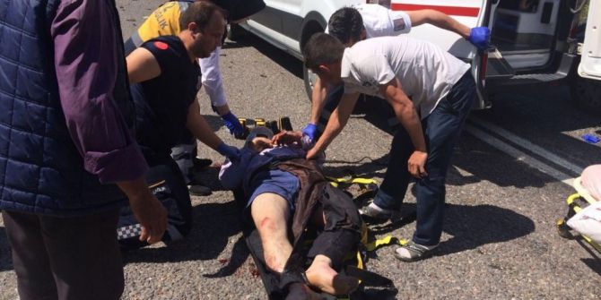 Manisa’da Motosiklet İle Otomobil Kafa Kafaya Çarpıştı: 3 Yaralı