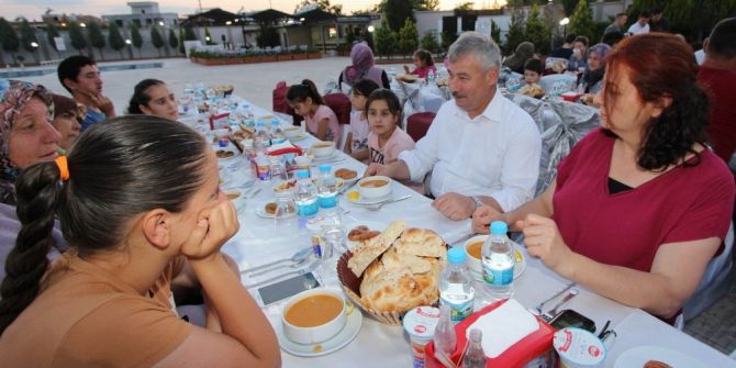 Saruhanlı’da Yetim Çocuklar İftarda Ağırlandı