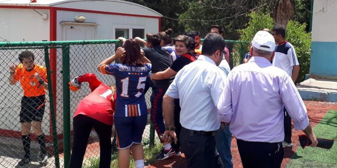 Bayan Futbolcular Hakemi Kovaladı