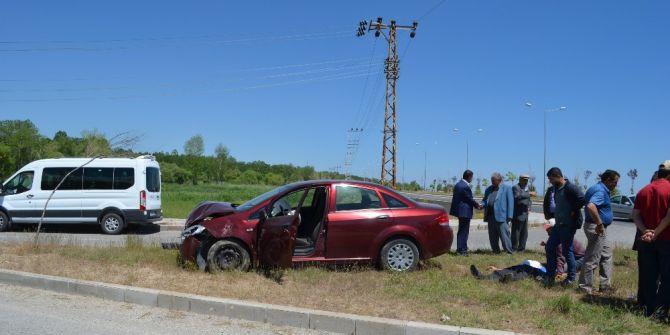 Adilcevaz’da İki Otomobil Kafa Kafaya Çarpıştı: 2 Yaralı