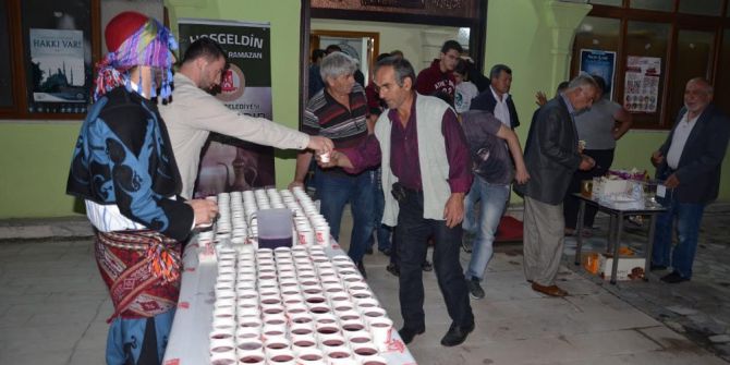 Kadir Gecesi’nde Vatandaşlara Osmanlı Şerbeti İkramı Yapıldı