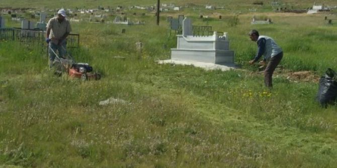 Çaldıran’da Mezarlık Temizliği