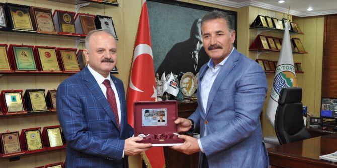 Vali Çakacak’tan Başkan Tuna’ya Veda Ziyareti