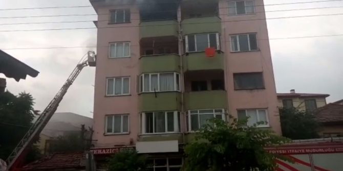 5 Katlı Binadan Çıkan Dumanlar Paniğe Neden Oldu