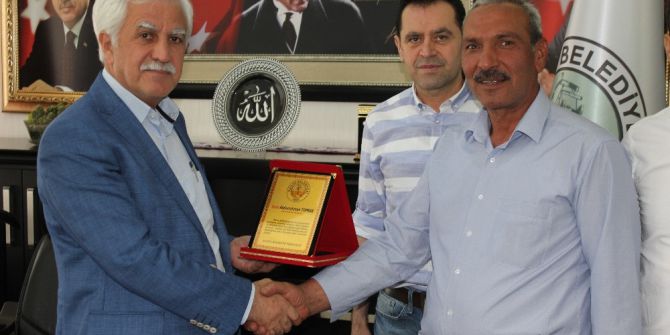 İşçilerden Başkana Plaket