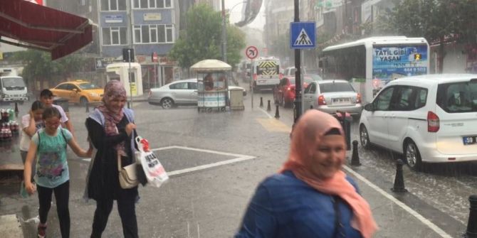 Şiddetli Yağış Vatandaşları Hazırılıksız Yakaladı