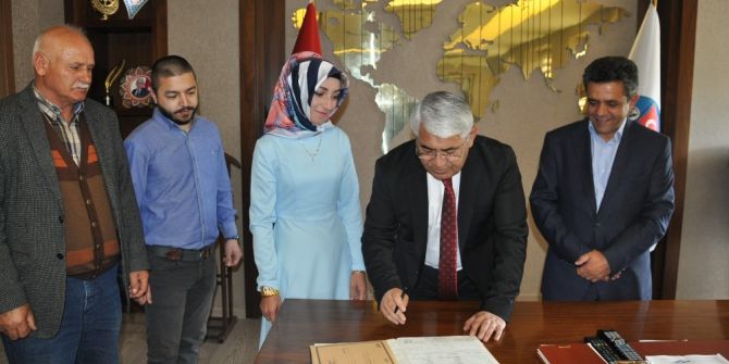 Başkan Karaçanta İlk Kez Gazeteci İçin İmza Attı