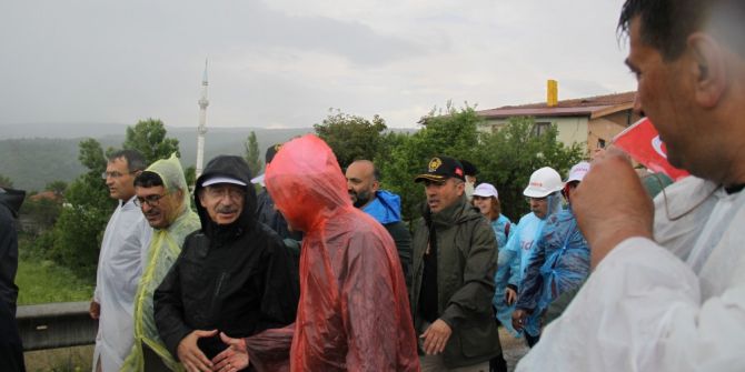 Kılıçdaroğlu Sağanak Yağmura Yakalandı