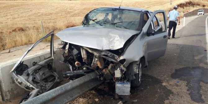 Bariyerlere Çarpan Otomobil Hurdaya Döndü: 1 Yaralı