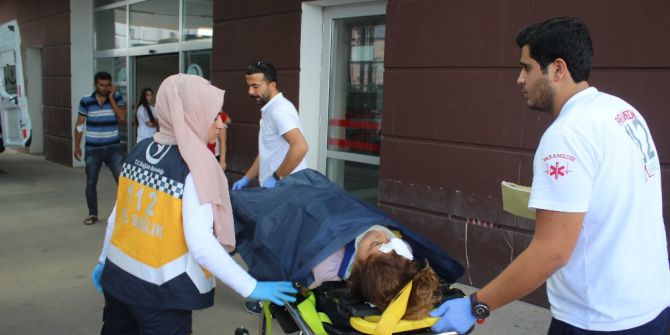 Ticari Araçla Otomobil Kafa Kafaya Çarpıştı: 4 Yaralı