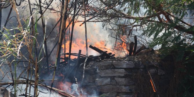 Bahçe Hortumlarıyla Yangına Müdahale Ettiler