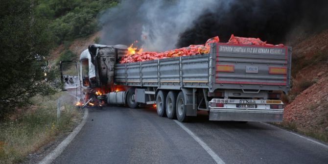 Tunceli’de Yol Kesen Pkk’lılar Araç Yaktı