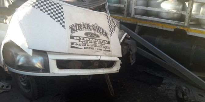 Minibüs İle Tüp Yüklü Kamyonet Çarpıştı: 3 Yaralı