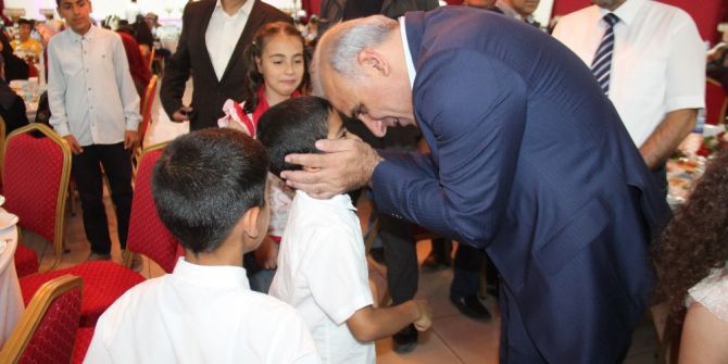 Öksüz Büyüyen Vali, Yetim Çocukların Programında Duygulu Anlar Yaşadı