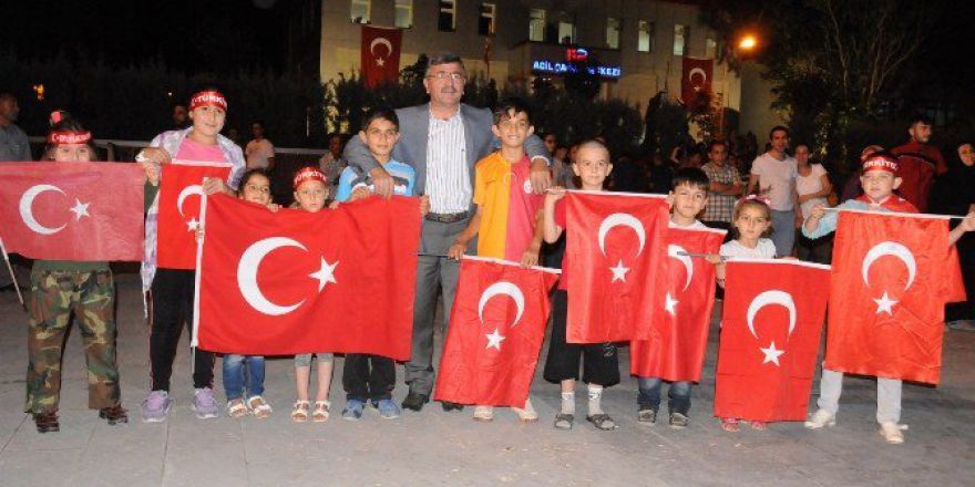 Başkan Akdoğan, Demokrasi Nöbetine Hiç Ara Vermedi