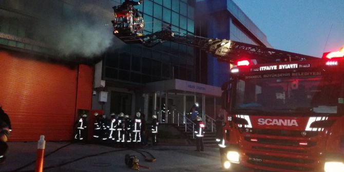 Kağıthane’de 5 Katlı İş Merkezi Yandı