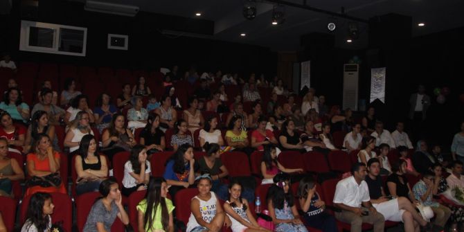 Kuşadası Belediye Tiyatrosu Kursiyerleri Sertifikalarını Aldı