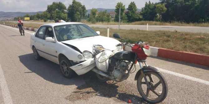 Motosiklet Arabaya Saplandı: 2 Yaralı