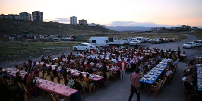 Başkan Büyükkılıç, Mahallemde İftar Var Etkinliğinde 200 Aile İle Birlikte İftar Yaptı